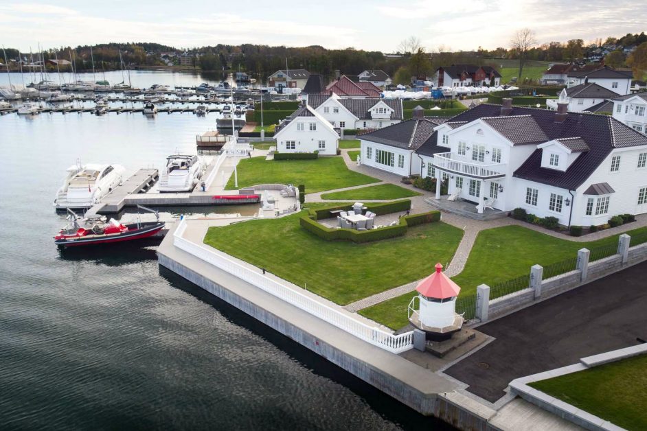 What is Nordic luxury? House on the coast of Norway with a jetty and pool