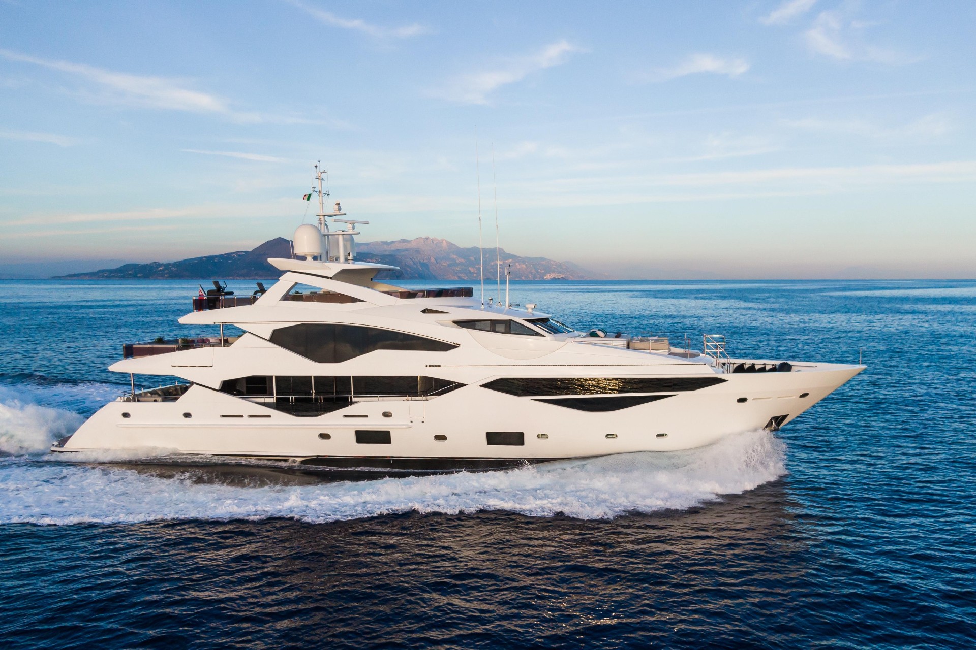 manufacturers of luxury yachts